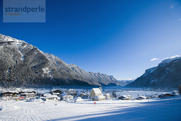 Berg  bedecken  Tal  Kirche  Dorf  Ski  Sehenswürdigkeit  Österreich  unterhalb  Schnee