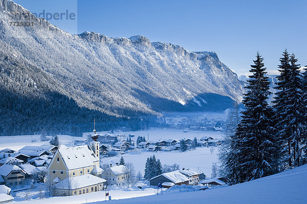 Berg  bedecken  Tal  Kirche  Dorf  Ski  Sehenswürdigkeit  Österreich  unterhalb  Schnee