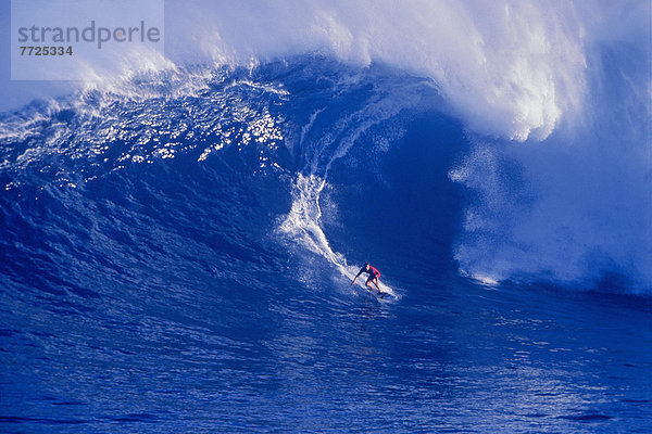 entfernt Curling blau groß großes großer große großen Windsurfing surfen Wasserwelle Welle