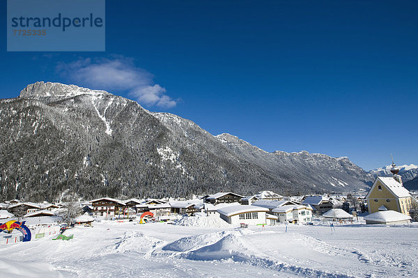 Berg  bedecken  Tal  Kirche  Dorf  Ski  Sehenswürdigkeit  Österreich  unterhalb  Schnee