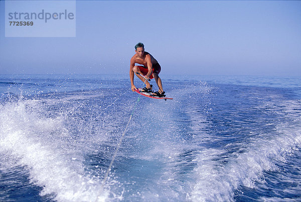 Wakeboarding  Wake boarding  Mann  springen  Himmel  Hawaii  Lahaina  Maui  Wakeboarding