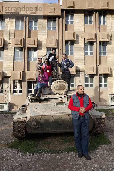 stehend  Tourist  Museum  rot  Sicherheit  Irak  Bewachung