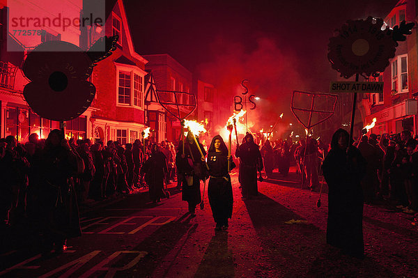 Mensch  Menschen  Nacht  Großbritannien  Ehrfurcht  Kleidung  Gesellschaft  Verbindung  Mönch  Freudenfeuer  East Sussex  marschieren  Prozession