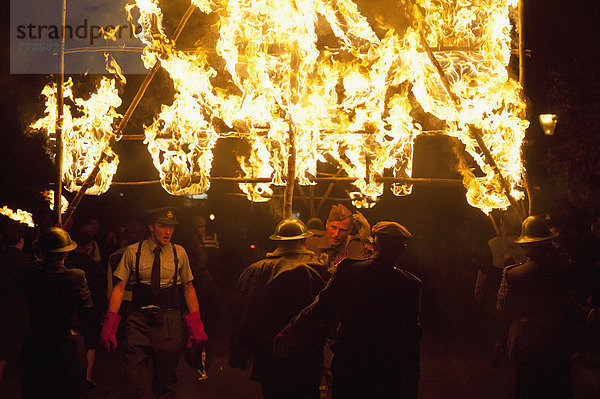 verbrennen  Mensch  Menschen  tragen  Nacht  Großbritannien  Gesellschaft  Reklameschild  Karneval  groß  großes  großer  große  großen  Halland  Freudenfeuer  East Sussex