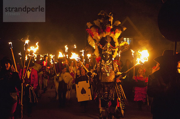 Mann  Nacht  Großbritannien  Krieger  Kleidung  Freudenfeuer  East Sussex  Prozession  Zulu