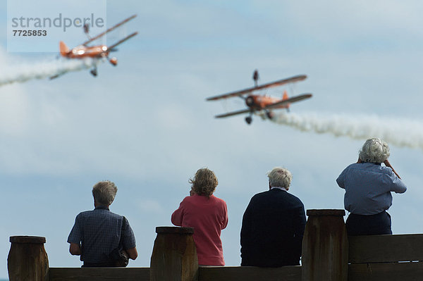 Luftfahrtschau  Gehhilfe  Mensch  sehen  Menschen  Großbritannien  Aktion  Eastbourne UK  Ufer  East Sussex