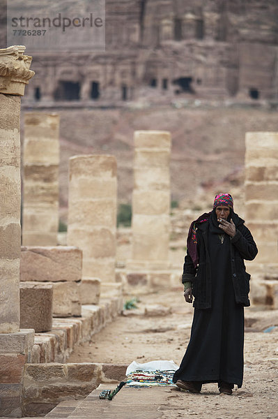 rauchen  rauchend  raucht  qualm  qualmend  qualmt  Zigarette  Großstadt  Verkäufer  Souvenir  Naher Osten  antik  Petra