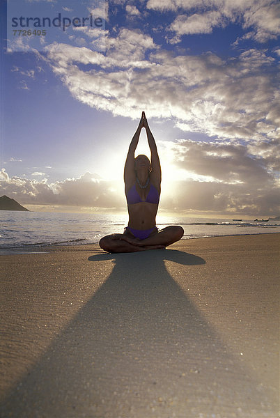 Gegenlicht  Helligkeit  überqueren  Frau  sitzend  Strand  heben  Himmel  Schatten  Sand  Yoga  Schneidersitz  Kreuz