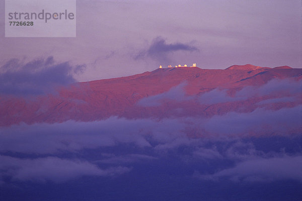Hawaii  Big Island  entfernt  Berggipfel  Gipfel  Spitze  Spitzen  Wolke  Beleuchtung  Licht  Fokus auf den Vordergrund  Fokus auf dem Vordergrund  Ansicht  Planetarium  Distanz  Hawaii  Weichheit  Dämmerung