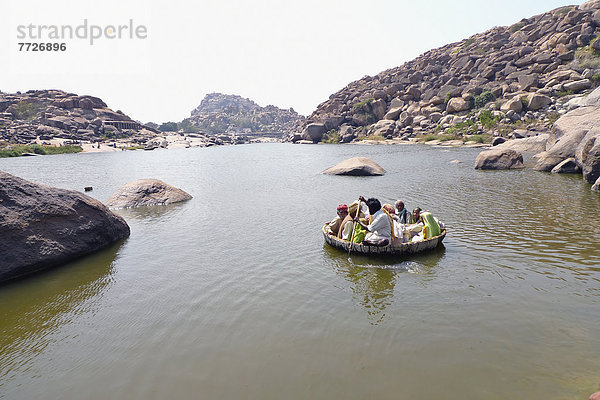 kegelförmig  Kegel  fließen  Produktion  Boot  Fluss  vorwärts  Bambus  Hampi  Pilgerer  Indien  Karnataka