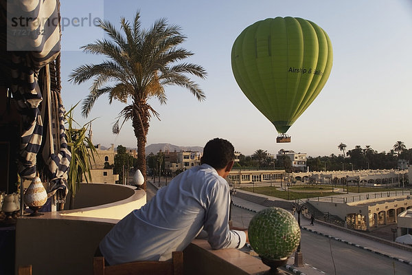 sehen  Wärme  arbeiten  Luftballon  Ballon  Balkon  Hotel  Himmel