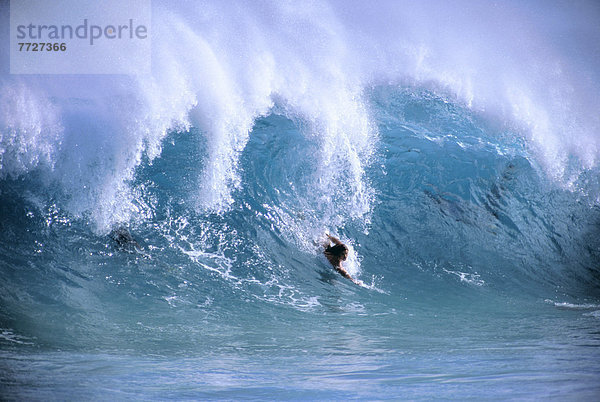 Mann jung groß großes großer große großen Aufstieg Hawaii Oahu Wellenreiten surfen Wasserwelle Welle