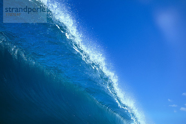 blau  Ansicht  groß  großes  großer  große  großen  unterhalb  Wasserwelle  Welle