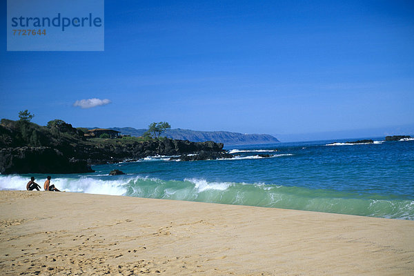 blauer Himmel  wolkenloser Himmel  wolkenlos  sitzend  2  Wellenreiten  surfen  Hawaii  North Shore  Oahu  Brandung  Schiffswache