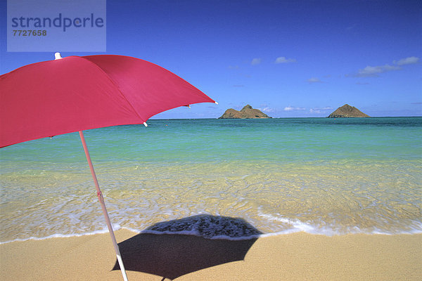 blauer Himmel  wolkenloser Himmel  wolkenlos  Regenschirm  Schirm  Schatten  Sand  rot  Hawaii  Oahu