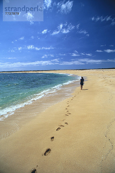 blauer Himmel  wolkenloser Himmel  wolkenlos  Frau  gehen  Strand  Ansicht  vorwärts  Hawaii  Niihau