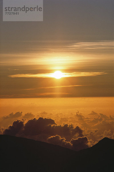 Haleakala East Maui Volcano Berggipfel Gipfel Spitze Spitzen grau Wolke Sonnenaufgang ernst Spur Ball Spielzeug Krater Hawaii Maui Sonne