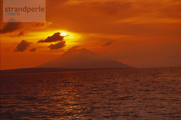 entfernt  Silhouette  Ozean  Vulkan  Indonesien