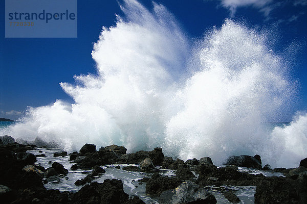 Felsbrocken Küste Lava Zusammenstoß vorwärts Hawaii Maui Brandung