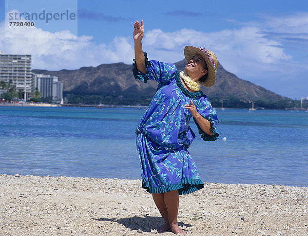 Frau  Strand  Hut  tanzen  Kleidung  Hawaii  hawaiianisch  lei  Oahu
