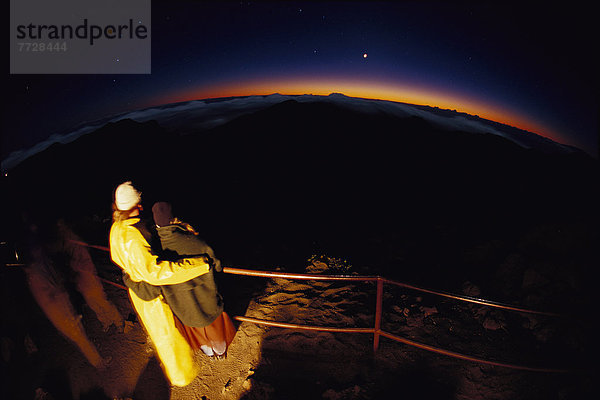 hinter  hoch  oben  nahe  Berggipfel  Gipfel  Spitze  Spitzen  sehen  Horizont  Sonnenaufgang  Ansicht  glatt  Haleakala  East Maui Volcano  Hawaii  Maui