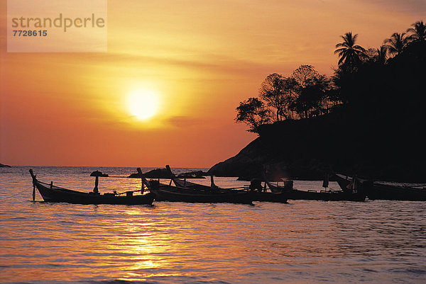 Landschaftlich schön landschaftlich reizvoll Sonnenuntergang Silhouette Himmel Küste Dunst Boot angeln vorwärts Phuket Thailand