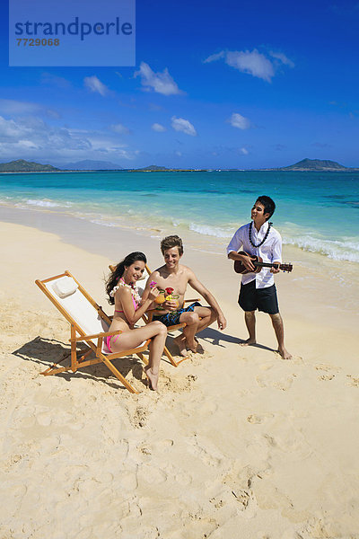 Mann  Strand  Spiel  jung  Ukulele  Hawaii