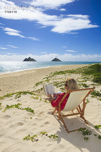 Frau  Buch  Strand  weiß  Sand  Taschenbuch  Hawaii  Oahu  vorlesen