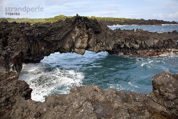 Felsbrocken  über  Ozean  Anordnung  Lava  Brücke  Hana  Hawaii  Maui