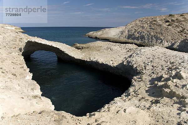 Felsbrocken führen Strand Anordnung Kykladen Griechenland