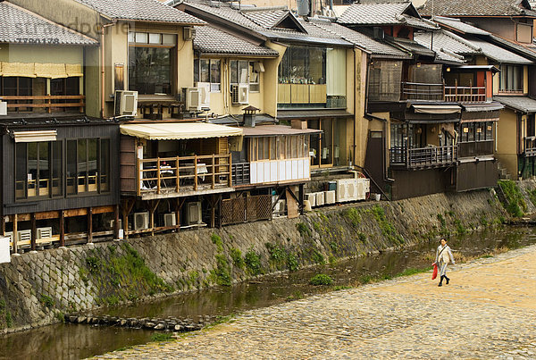 Frau gehen Gebäude Fluss frontal vorwärts Japan Kyoto alt