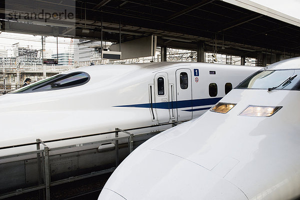Hochgeschwindigkeitszug  Tokyo  Hauptstadt  Zug  2  Seitenansicht  Japan  Haltestelle  Haltepunkt  Station