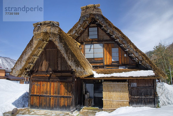 Dach hoch oben nahe Winter Tradition Wohnhaus Dorf Reetdach Gifu Japan japanisch