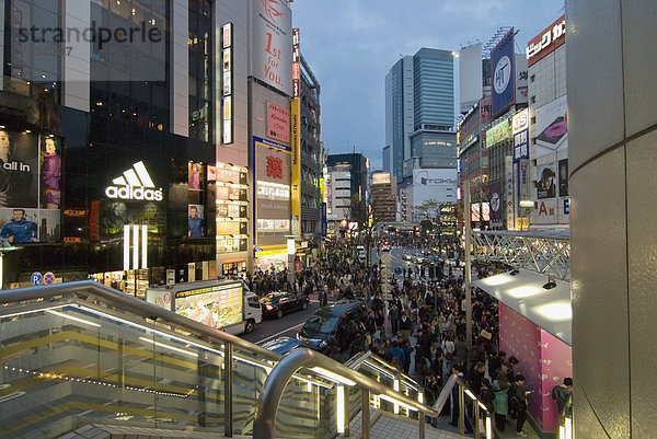 Farbaufnahme  Farbe  Straße  beschäftigt  Tokyo  Hauptstadt  Beleuchtung  Licht  Shibuya  Japan