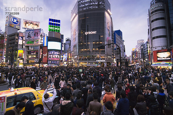 Autobahnkreuz  überqueren  Tokyo  Hauptstadt  Shibuya  Menschenmenge  Japan