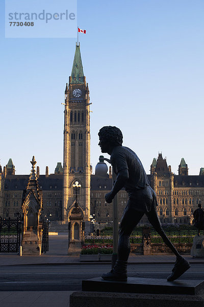 Gebäude  Parlamentsgebäude  Statue  Fokus auf den Vordergrund  Fokus auf dem Vordergrund  Kanada  Fuchs