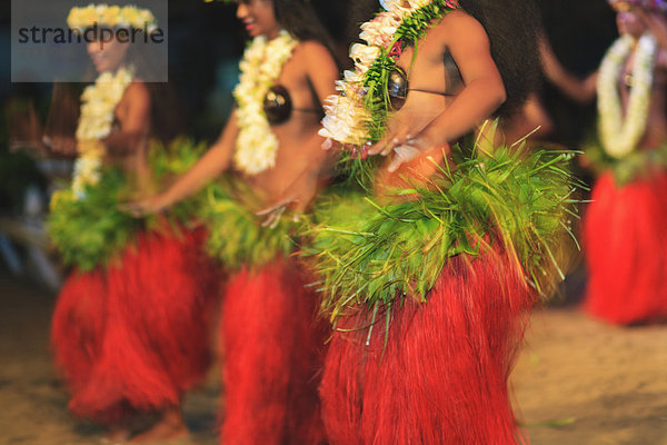 französisch  Tradition  tanzen  Dorf  Gesellschaft  Insel  Pazifischer Ozean  Pazifik  Stiller Ozean  Großer Ozean  Polynesien  Polynesier  Tiki