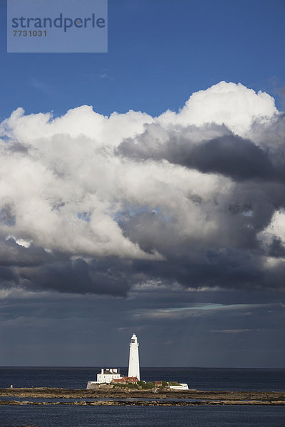 Wolke über dramatisch Anordnung Leuchtturm Kleidung Bucht England