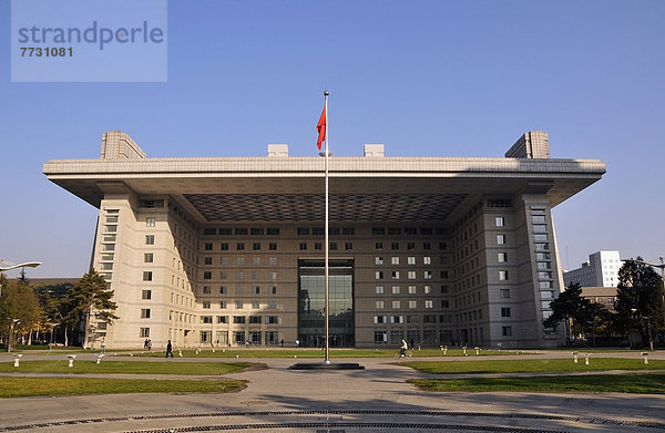 Gebäude  Stange  frontal  Fahne