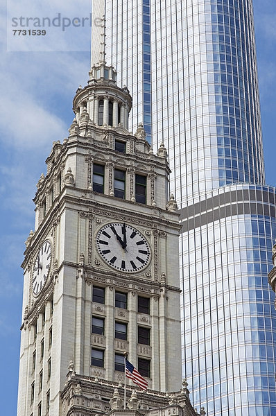 nebeneinander  neben  Seite an Seite  Amerika  Hochhaus  Uhr  Fahne  Turm  amerikanisch  Verbindung  Chicago  Illinois