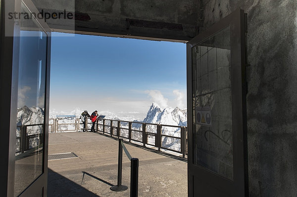 Berg  Mensch  Menschen  Ecke  Ecken  französisch  über  beobachten  Alpen  Geländer