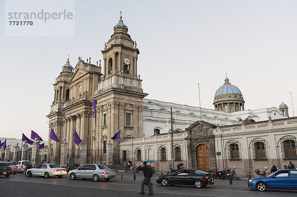 hoch oben Außenaufnahme Straße Großstadt Kathedrale Menschenreihe Guatemala Straßenverkehr