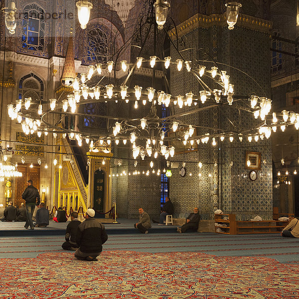 kniend  Moschee