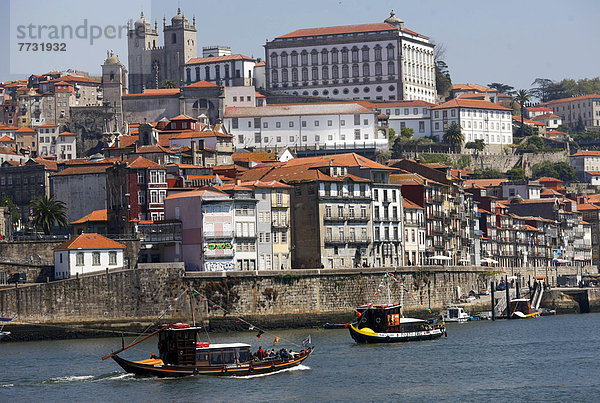 Portwein-Schiffe auf dem Fluss Douro  Porto  Portugal