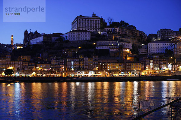 Abend am Fluss Douro  Porto  Portugal