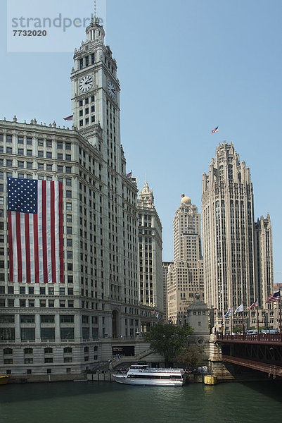 Amerika  Gebäude  hängen  Fluss  Uhr  Fahne  amerikanisch  vorwärts  Verbindung  Seitenansicht  Chicago  Illinois