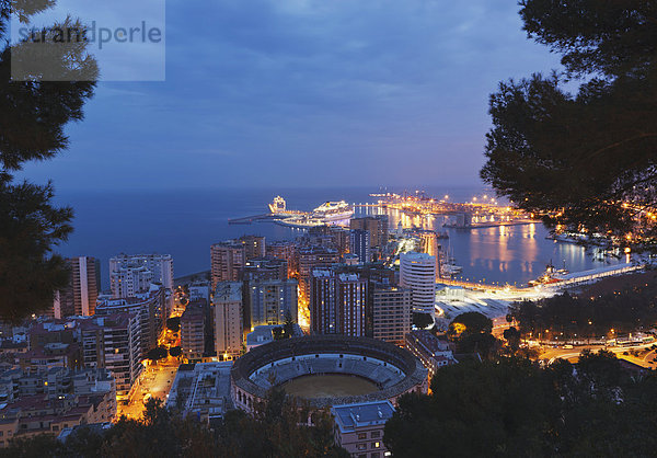 hoch  oben  Hafen  Großstadt  Stierkampfarena  Andalusien  Malaga  Spanien