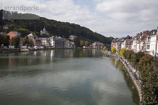 Gebäude Fluss vorwärts Fußgänger Meuse