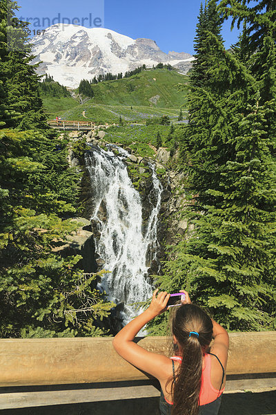 nahe  Fotografie  nehmen  folgen  Lodge  Landhaus  Berg  Smartphone  Mädchen  Mount Rainier Nationalpark  Paradies