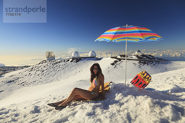 sitzend  Frau  Amerika  Strand  Bikini  Regenschirm  Schirm  Ansicht  Planetarium  Verbindung  Sonnenschirm  Schirm  Hawaii  Schnee
